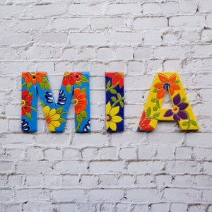 Letras personalizadas de flores de cerámica, colgante de pared del alfabeto floral, signo de nombre, adorno familiar, regalo personalizado, azulejo de talavera