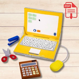 Op de afbeelding: Een vilt speelset voor kinderen met een gele laptop met een muis, een rekenmachine, een schaar en een nietmachine. De laptop heeft een scherm met een cursor en een toetsenbord met letters en cijfers. De rekenmachine heeft knoppen met cijfers en symbolen. De schaar is rood en heeft een blauwe handgreep. De nietmachine is blauw en heeft een zilveren bovenkant.