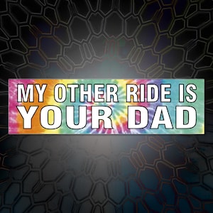 以下が含まれることがあります： タイダイ柄のバンパーステッカーに、白い文字で「MY OTHER RIDE IS YOUR DAD」と書かれています。