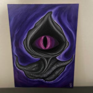 Könnte beinhalten: Ein Gemälde, das eine dunkle, schattenhafte Gestalt mit einem einzigen, großen, violetten Auge zeigt. Die Gestalt ist vor einem wirbelnden, violetten Hintergrund platziert.