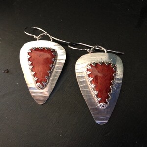 Pfirsich Spiny Oyster Shell und strukturierte Silber Ohrringe