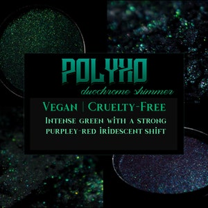 Può includere: Primo piano di quattro ombretti circolari. Il prodotto è uno shimmer duocromatico con un colore verde intenso e un cambio iridescente viola-rosso. Il testo sull'immagine recita "POLYXO duochrome shimmer VEGAN CRUELTY-FREE".