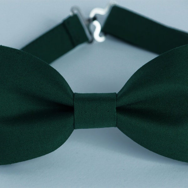 Hunter green bow tie, mens bow tie, wedding bow tie, groom bow tie, groomsmen bow tie, ringboy bow tie, ring bearer bow tie, green bow tie