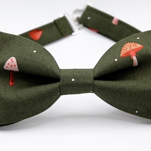 Green bow tie with Mushrooms, forest woodland bowtie, mens boys bow tie, mushroom bow tie pre-tied, hunter green bow tie