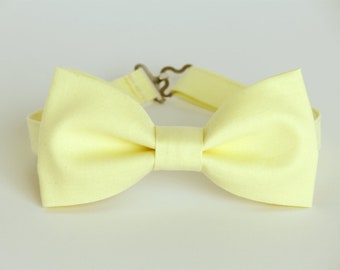 Pale yellow bow tie, light yellow bow tie, wedding bow tie, groomsmen bow tie, ringboy bow tie, groom bow tie, summer bow tie, lemon bow tie