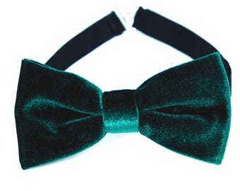 Green velvet bow tie (READY TO SHIP), emerald mens bow tie, wedding bow tie, Christmas bow tie, boys bow tie, emerald green velvet bow tie