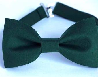 Jagergroene vlinderdas, herenstrikje, bruiloftstrikje, vlinderdas bruidegom, bruidsjonkersstrikje, vlinderstrikje ringjongen, vlinderstrikje ringdrager, groen vlinderstrikje