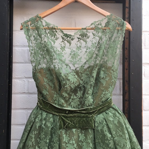 1950s Hardy Amies lace dress - image 3