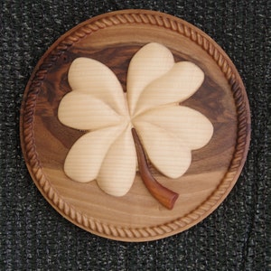 KLAVER massieve houten gesneden intarsia gemaakt van 3 houtsoorten WALNOOT + ESDOORN + Appel