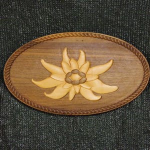 EDELWEISS massief houten gesneden INTARSIA gemaakt van 2 houtsoorten WALNOOT + Esdoorn
