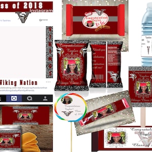Puede incluir: Un conjunto de favores para una fiesta de graduación con un esquema de color rojo y plateado con una foto de un graduado. Los favores incluyen una botella de agua, una barra de chocolate, una bolsa de papas fritas, una piruleta, un desinfectante de manos y una pequeña bolsa de dulces. Los favores están decorados con el texto "¡Felicidades Taylor! Clase de 2018" y un logotipo de Viking.