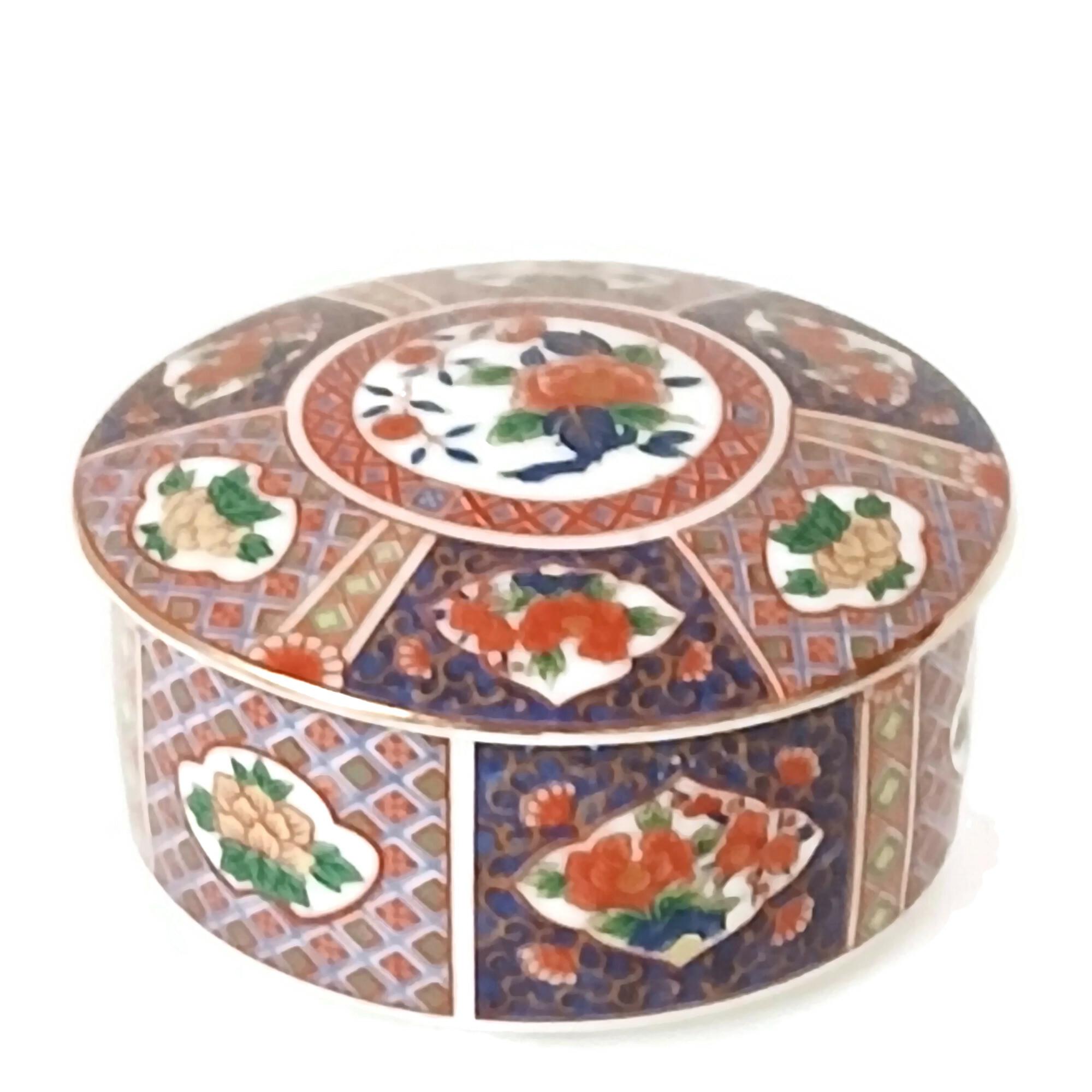 Vintage  Japanese pill box trinket box, porcelain  pill box collectible pill boxes