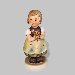 Hummel Goebel Figurine &quot;For mother&quot; No 257 vintage from 1963