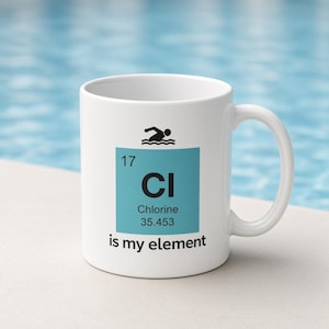 Peut inclure: Un mug en céramique blanc arborant un graphique de type tableau périodique pour le chlore avec le numéro atomique 17 et la masse atomique 35,453. Au-dessus du carré bleu se trouve une icône de nageur noir et le texte, is my element.