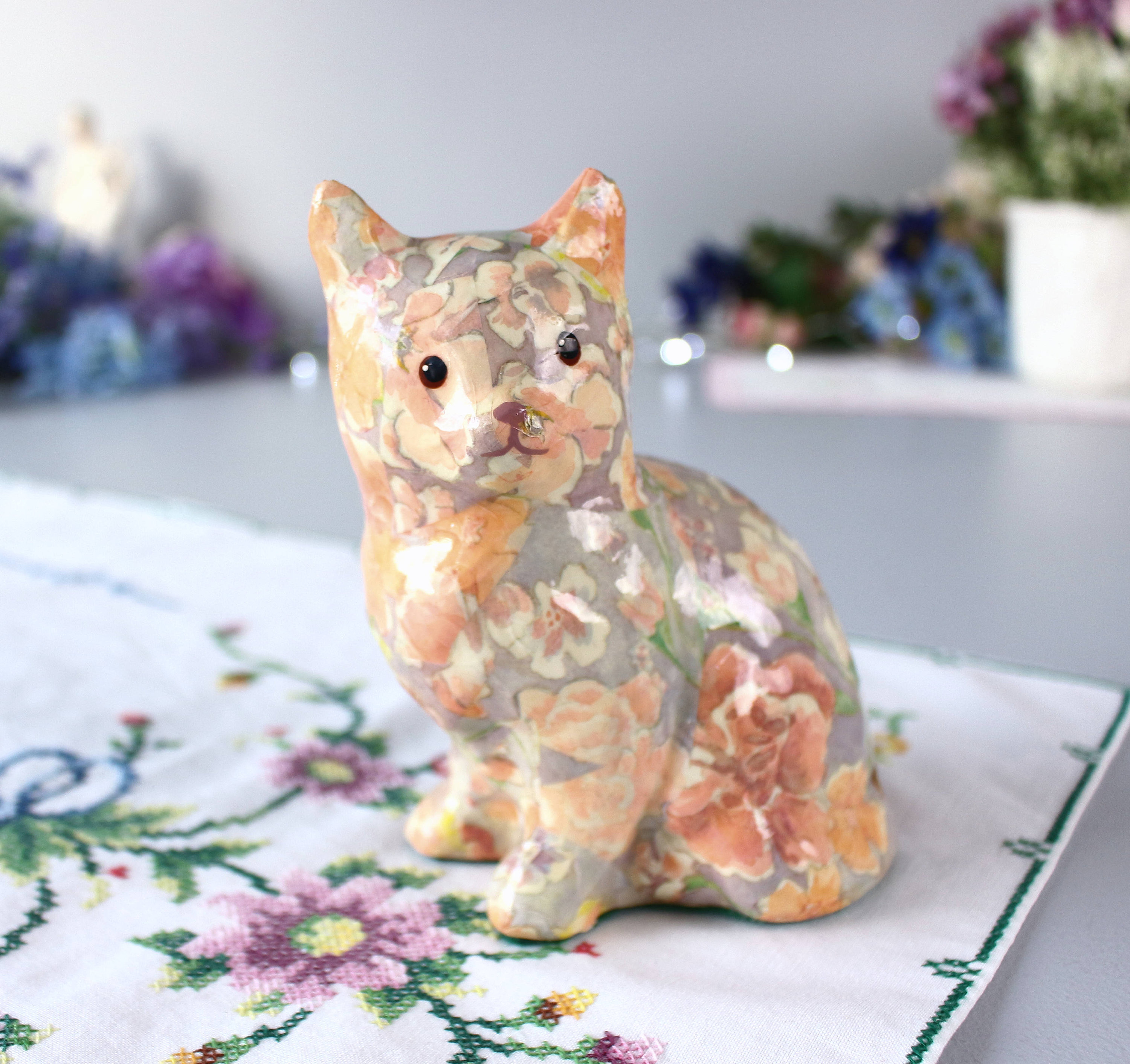 パーク・ローズ・ブリドリントン陶器の猫の置物：釉薬花模様の陶器