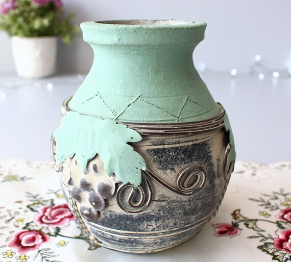 美術品・アンティーク・コレクション ぶどうと葉の装飾の陶器花瓶