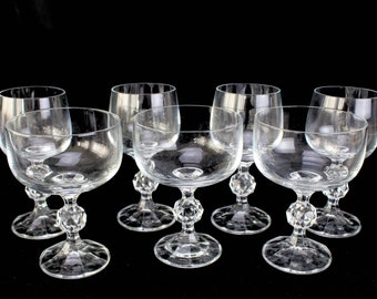 Puede incluir: Juego de ocho copas de champán de cristal transparente con un patrón de diamante en el tallo y la base.