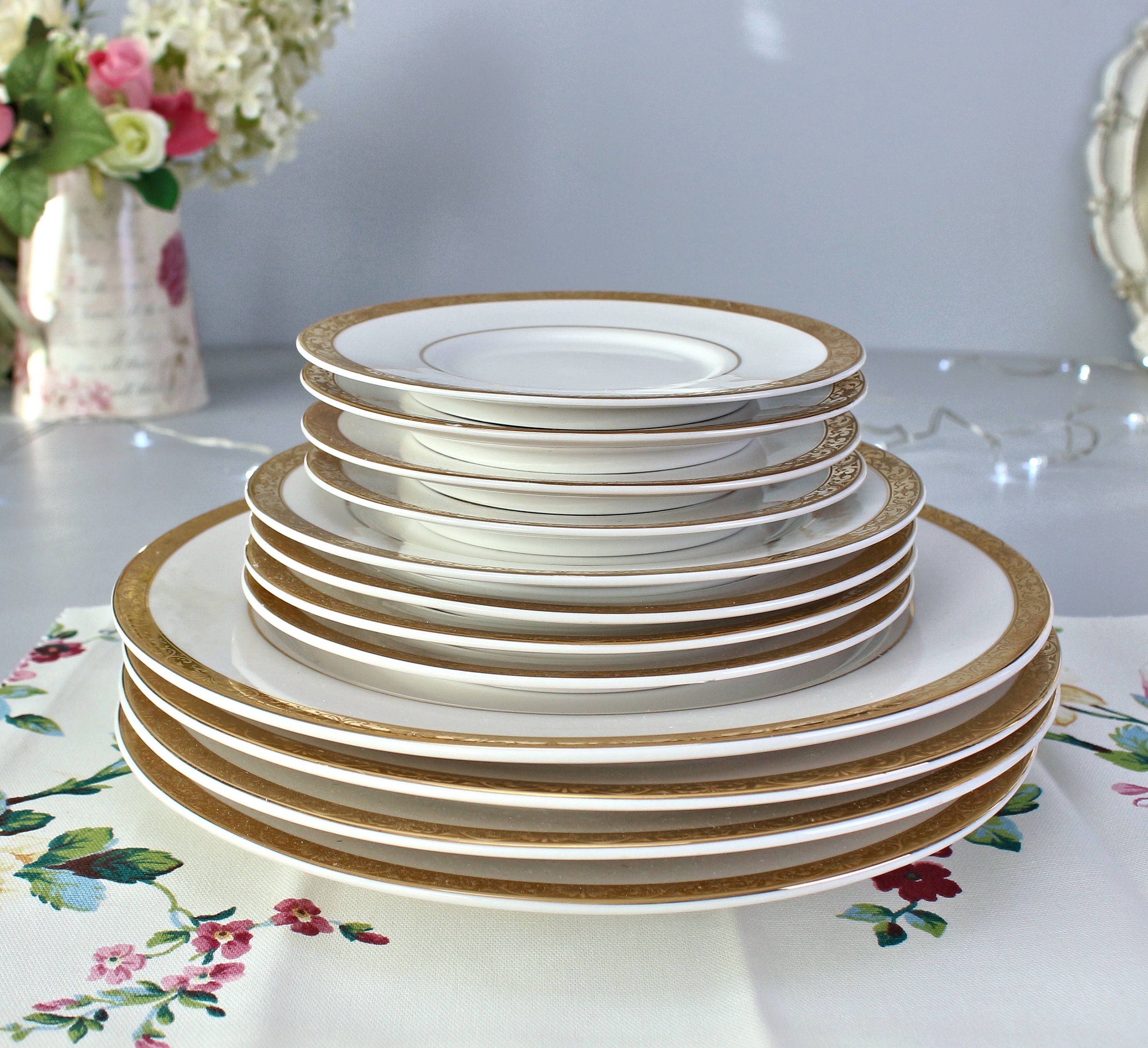 MARTHA STEWART Platos de porcelana blanca con detalles dorados, juego de  vajilla vintage - Etsy México, image size:3000x2737