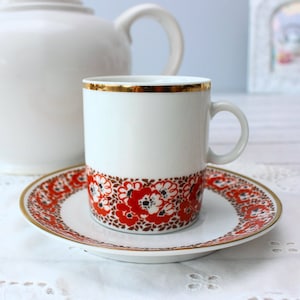 Vintage polnische Mokkatasse und Untertasse, rot geblümt