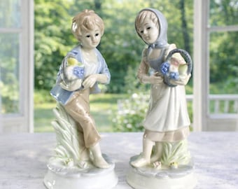 Conjunto de estatuetas de porcelana de menino e menina com cesta, 18 cm, decoração vintage em tons pastel, Japão.