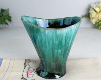 BLUE MOUNTAIN POTTERY Vas: Grön droppglasyr, kanadensisk retrodekor