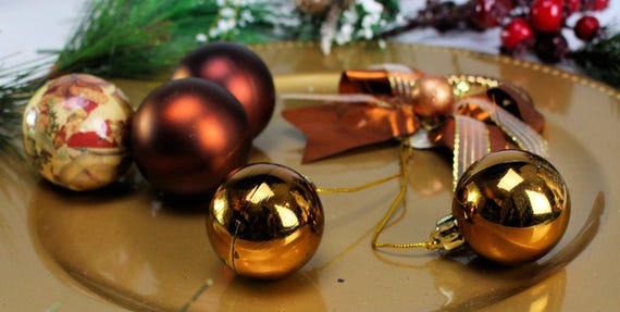 Vintage Weihnachtskugeln aus Bronze, 5 kleine Ornamente zum Aufhängen