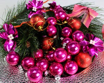 Mini adornos navideños de cristal rosa vintage, pequeños, 24 unidades más 6 lazos.