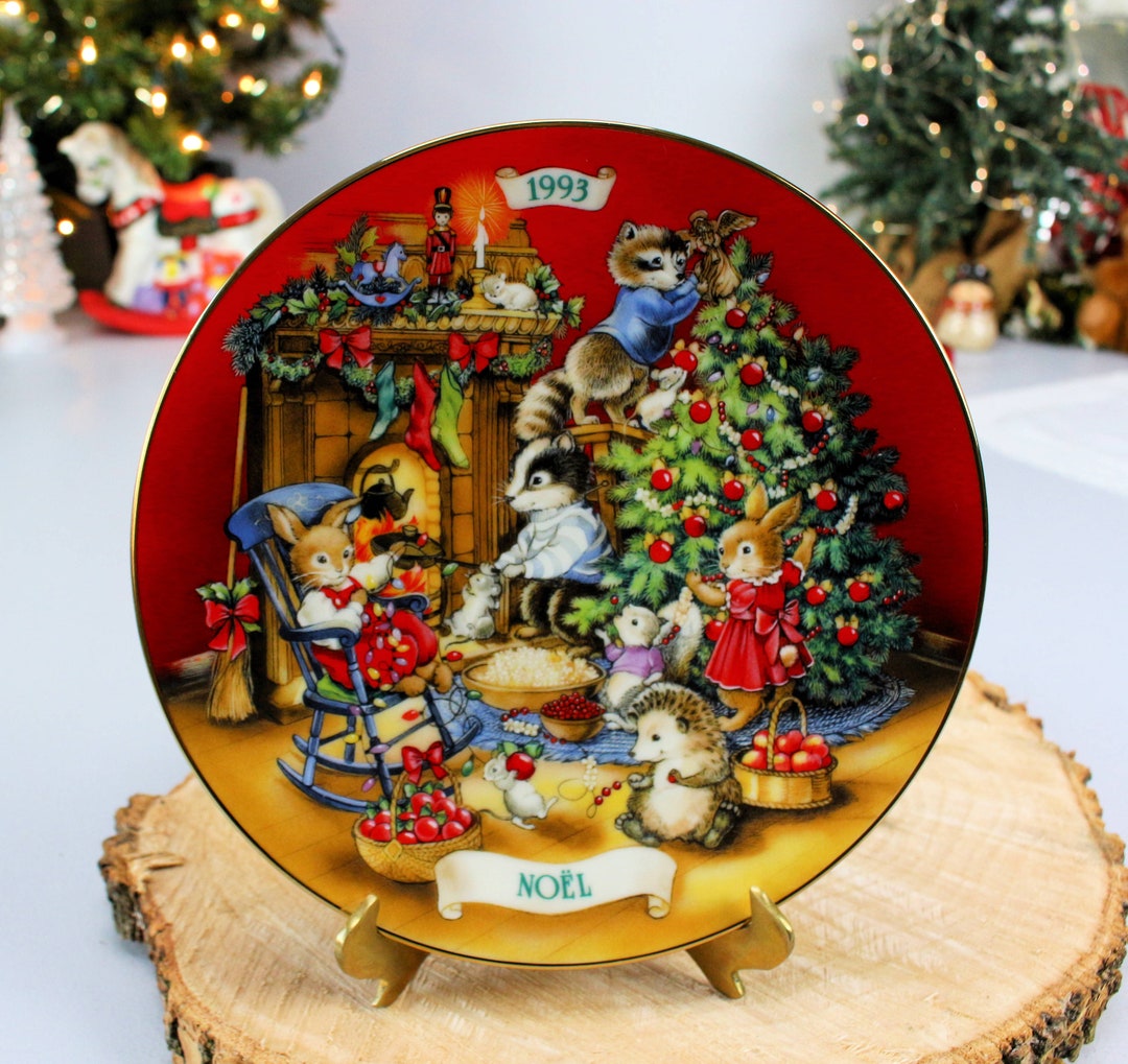 Vintage AVON Christmas Collector Plate, 1993 Porcelain, Gold Trim