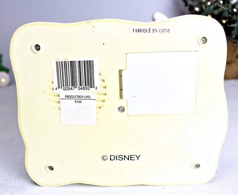 May include: A white plastic figurine with a barcode and the text "00547" 34892" 2, "Production Line: Pass", "FABRIQU&Eacute; EN CHINE", and "&copy; DISNEY".