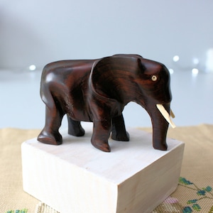 Vintage handgesneden houten mahonie olifant beeldje: India Souvenir