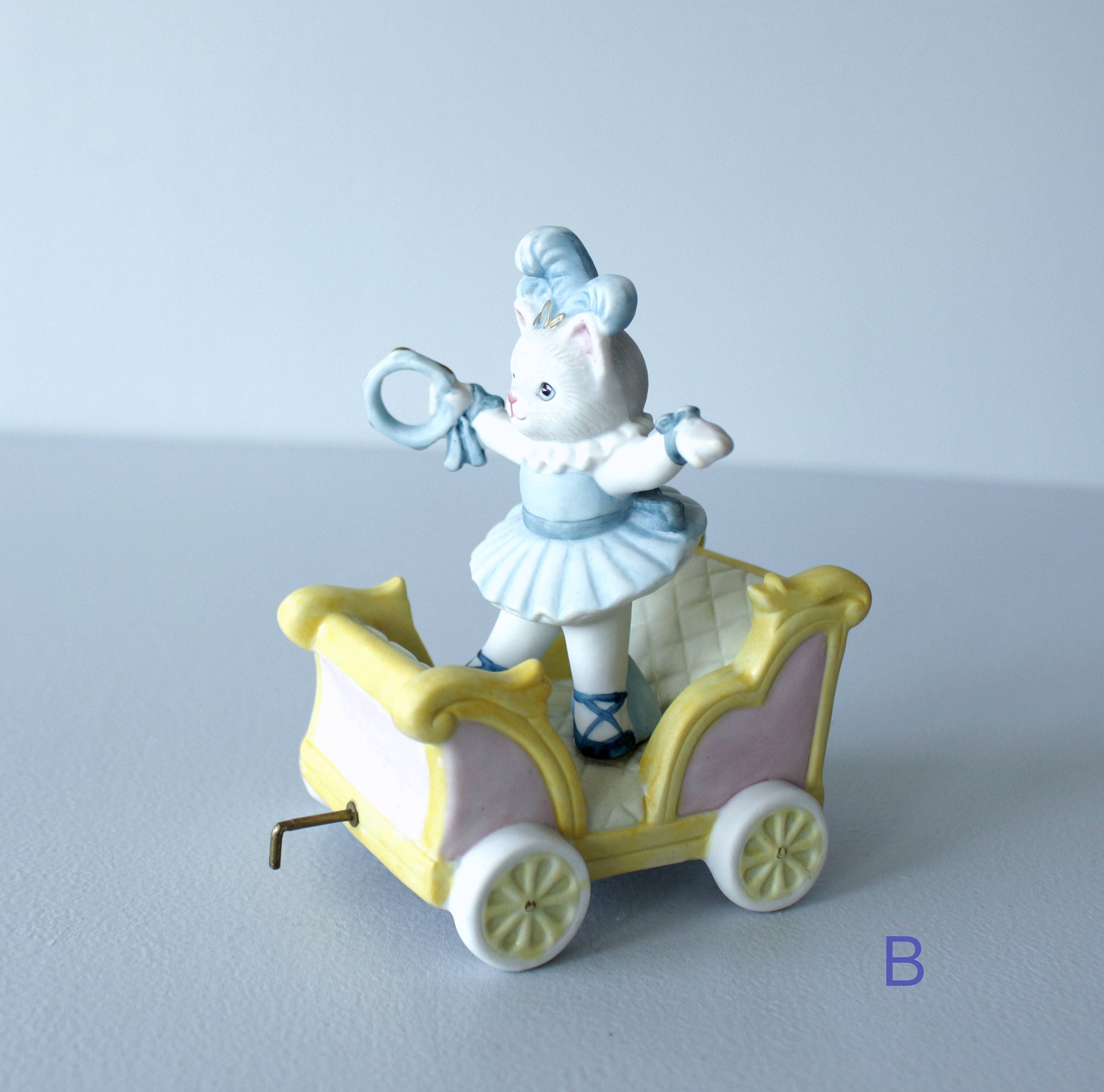KITTY CUCUMBER 'priscilla' Figurine, Circus Train Ceramic Cat