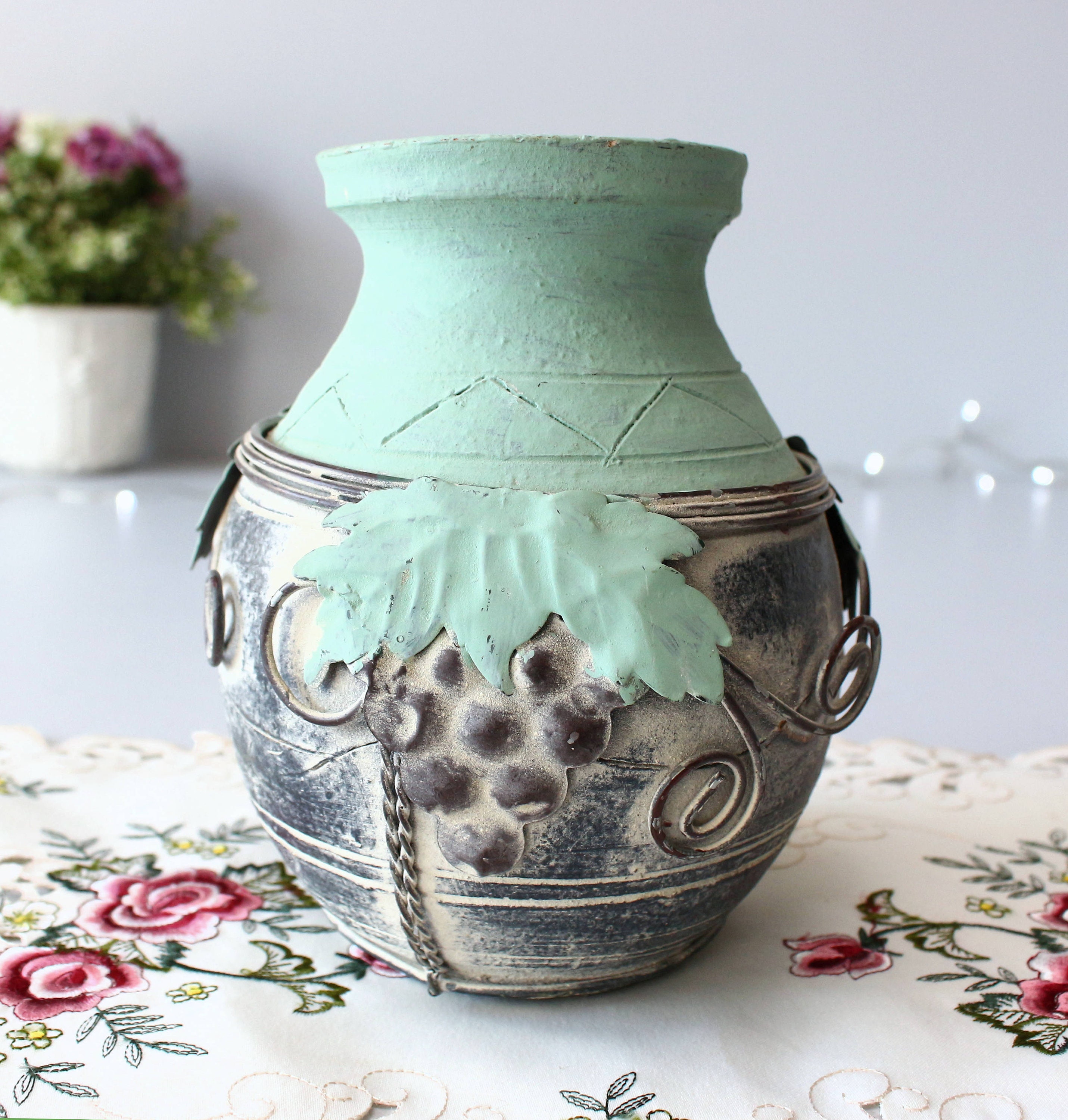 Steingut Keramik mit Metall Trauben, Unglasierte Ton Vase, Vintage