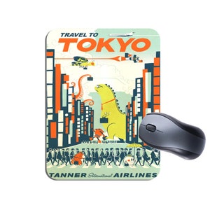 Può includere: Un poster di viaggio vintage per Tokyo, con un dinosauro giallo che indossa una cravatta e degli occhiali, che cammina per strada con altre persone. Il poster ha uno schema di colori blu, arancione e bianco e dice "Viaggia a Tokyo" e "Tanner International Airlines".