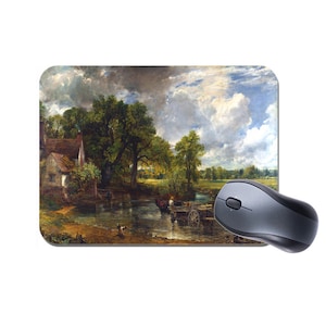 Op de afbeelding: Een schilderij van een landelijk landschap met een huisje, bomen en een rivier. De lucht is bewolkt en de zon schijnt. Er zijn mensen in de verte, en een wagen wordt getrokken door paarden.