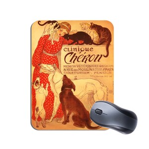 Op de afbeelding: Rechthoekige muismat met een vintage advertentie voor Clinique Chéron, een dierenkliniek in Parijs. De afbeelding toont een vrouw in een rode jurk met honden en katten. Een grijze draadloze muis staat rechts.
