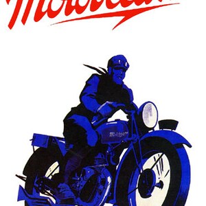 Puede incluir: Un anuncio vintage de motocicletas Motob&eacute;cane con una motocicleta azul con un conductor con casco y traje azules. El texto "Motob&eacute;cane" est&aacute; en rojo.