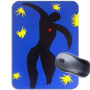 以下が含まれることがあります： 青いマウスパッドに、黄色い星の中で踊る黒い人のシルエットが描かれています。その人は胸に赤い点があります。
