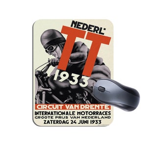 以下が含まれることがあります： 1933年のオランダTTモーターサイクルレースを宣伝するヴィンテージポスター。ポスターには、オートバイに乗ったレーサーの白黒イラストが描かれており、テキスト「NEDERL' TT 1933 CIRCUIT VAN DRENTE INTERNATIONALE MOTORRACES GROOTE PRIJS VAN NEDERLAND ZATERDAG 24 JUNI 1933」が赤と黒で書かれています。
