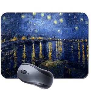 Op de afbeelding: Een muismat met een schilderij van een sterrenhemel boven een stad met een rivier die de lichten reflecteert. Het schilderij is in de stijl van Vincent van Gogh.