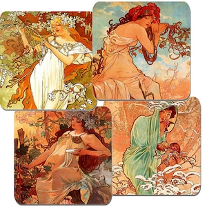 Könnte beinhalten: Vier quadratische Untersetzer mit Illustrationen im Jugendstil von Frauen in verschiedenen Jahreszeiten. Jeder Untersetzer zeigt eine Frau mit wallendem Haar und einer Blumenkrone, umgeben von naturinspirierten Elementen. Die Jahreszeiten werden durch die Farben und Bilder dargestellt: Frühling mit blühenden Blumen, Sommer mit üppigem Grün, Herbst mit leuchtenden Blättern und Winter mit schneebedeckten Zweigen.