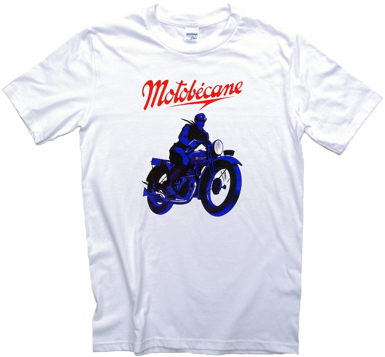 Puede incluir: Camiseta blanca con un gr&aacute;fico azul y rojo de una persona conduciendo una motocicleta. El texto "Motobecane" est&aacute; impreso en rojo sobre la imagen.