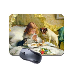 Könnte beinhalten: Rechteckiges Mauspad mit einem Vintage-Gemälde eines jungen Mädchens im Bett mit einer Katze und einem Hund. Das Mädchen betet über einem Frühstückstablett mit Essen und einer Tasse Tee. Eine kabellose Maus befindet sich im Vordergrund.