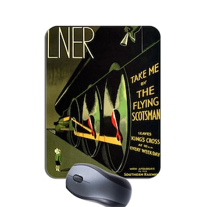 以下が含まれることがあります： 緑色の背景に、赤と黄色のアクセントがついた黒い機関車である、フライング・スコッツマン号の列車のヴィンテージな旅行ポスター。ポスターには、「Take me by the Flying Scotsman. Leaves King's Cross at 10 a.m. every weekday. With apologies to the Southern Railway.」と書かれている。