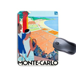 Może przedstawiać: Winietkowy plakat turystyczny dla Monte Carlo, przedstawiający kort tenisowy z graczami, widzami i widokiem na Morze Śródziemne. Plakat utrzymany jest w retro stylu z żywymi kolorami i geometrycznymi kształtami. Tekst "Monte-Carlo" jest wyraźnie widoczny na dole.