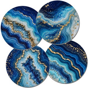 Op de afbeelding: Een set van vier ronde onderzetters met een abstract ontwerp van wervelende blauwe en witte golven met metallic gouden accenten. De patronen bootsen het uiterlijk van geodeschijven na met gelaagde texturen en kristallijne details in marineblauw.