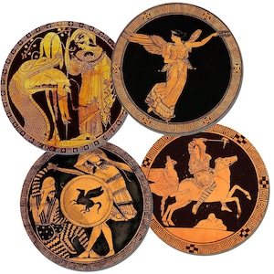 Könnte beinhalten: Vier runde Keramik-Untersetzer mit schwarzen und goldenen Designs. Jeder Untersetzer zeigt eine andere griechische mythologische Szene. Die Szenen umfassen eine geflügelte Figur, eine Figur, die ein geflügeltes Pferd reitet, eine Figur, die einen Speer hält, und eine Figur mit einer Schlange.