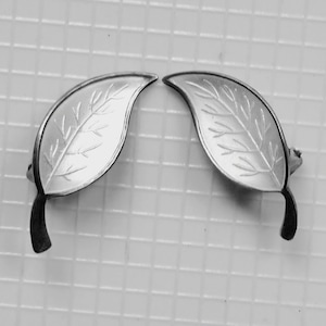 Pendientes de hojas Pretty Meka Denmark, esmalte blanco sobre plata de ley 925, años 60, escandinavos daneses, pieza rara.
