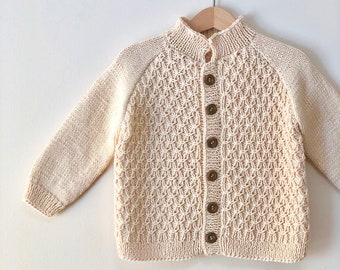 Handgestrickte Strickjacke - Honeycomb Cardigan - Handgemachter Babypullover - 100% Bio-Baumwolle - Ethisch hergestellt, natürliche Farbe