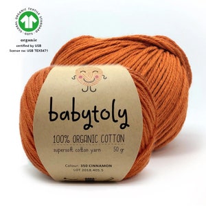 以下が含まれることがあります： 350シナモン色の100％オーガニックコットン糸のボール。糸は非常に柔らかく、50グラムのボールに入っています。ラベルには「babytoly」と書いてあり、かわいい漫画の顔が描かれています。