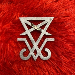 Helltaker Lucifer Broschmärke för Cosplay bild 4